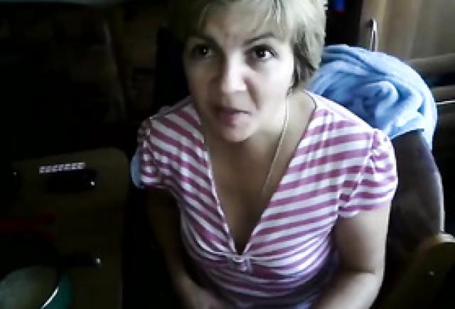 Ненасытно поглотила гландами мясистый фаллос перед объективом