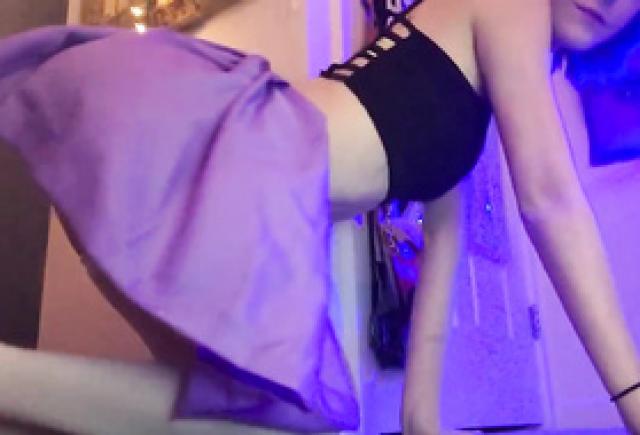Задрала юбку перед камерой и стала интенсивно получать оргазм